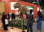 La copia del Tiranosaurio Rex que se exhibe en el espacio de Aragón en Fitur mueve la cabeza, el cuerpo y la cola, y emite amedrentadores rugidos.