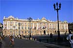 La plaza del Capitolio de Toulouse está presidida por la fachada de 124 metros de longitud del edificio clásico que hoy alberga el Ayuntamiento y un centro cultural.