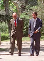 El banquero con José María Aznar, en los jardines de La Moncloa.
