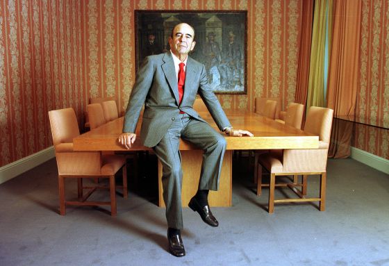 Emilio Botín, en la sala de juntas de su antedespacho. En la pared del fondo, un cuadro de Gutiérrez Solana