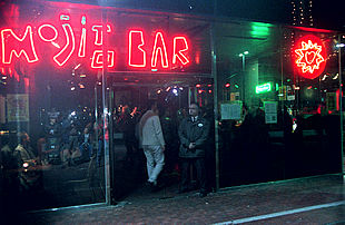 Dos porteros vigilan la entrada a un local de copas en el complejo Maremàgnum.