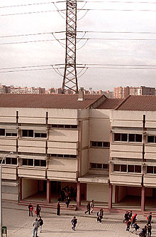 Un tendido eléctrico pende sobre 400 escolares de Getafe