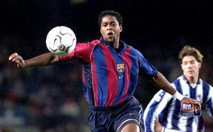 Kluivert controla la pelota ante Xabi Alonso.