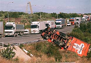 Uno de los ocho vehículos que volcaron ayer en carreteras de Tarragona por el viento.