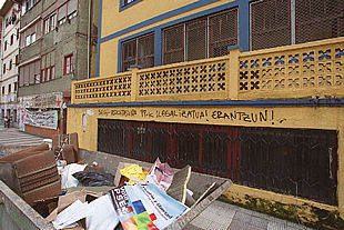 Atacada la sede socialista de Mondragón