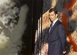 El príncipe Felipe, ante un cuadro de Darío Urzay. Abajo,    Pieza escuchando la pared,  de Juan Muñoz.