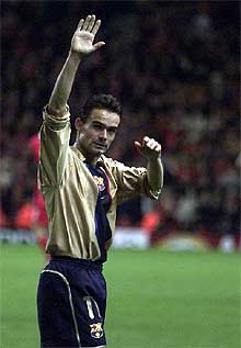 Overmars, durante un partido.