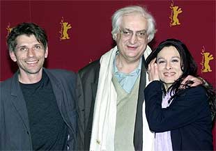 De izquierda a derecha, Jacques Gamblin, Bertrand Tavernier y María Pitarressi, en Berlín.