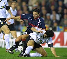 El céltico Jesuli intenta llevarse el balón, en lucha con Ayala.