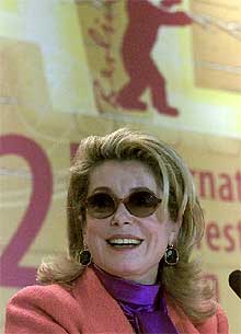 Catherine Deneuve, durante la presentación de    8 mujeres  en Berlín.