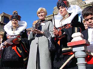 Margarita Kramer, presidenta del Club de las 25, recibe el  matahombres , flanqueada por las alcaldesas de Zamarramala, Azucena González, a la izquierda, y Eugenia San Juan.