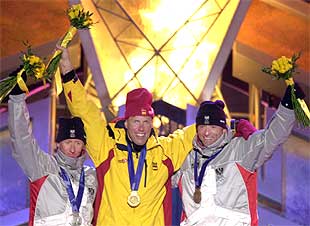 Johann Muehlegg, feliz por su triunfo, entre Christian Hoffmann, plata, y Mijail Botvinov, bronce.