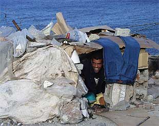 Uno de los argelinos que viven en chabolas a las puertas del centro de acogida de Ceuta.