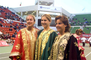 En la ceremonia de apertura del torneo de tenis de Qatar, la francesa Sandrine Testud, la norteamericana Monica Seles y la española Arantxa Sánchez Vicario lucieron el tradicional traje árabe.