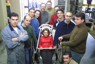 Alumnos de Ingeniería Técnica Industrial de Sevilla muestran el chasis de su vehículo de bajo consumo.