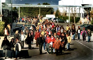 Trabajadores de Lear, ayer, a las puertas de la fábrica de Cervera.