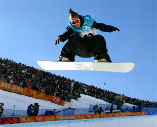 El finlandés Heikki Sorsa, durante su ejercicio de  snowboard. 