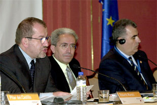 Aparicio, entre sus homólogos de Italia, Roberto Maroni (izquierda), y Grecia, Dimitrios Reppas, ayer en Madrid.