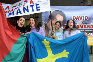 Seguidores de David Bustamante se pasean por las calles de San Vicente de la Barquera (Cantabria).
