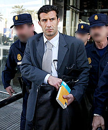 Figo, ayer, a su llegada a Barcelona.