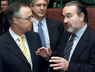 El ministro alemán de Finanzas, Hans Eichel, conversa con el comisario de Economía, Pedro Solbes.