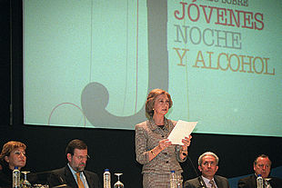 LA REINA DEFIENDE LA EDUCACIÓN CONTRA EL ALCOHOL.