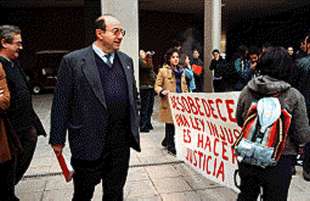 El claustro de Alicante rechaza la propuesta de desobedecer la LOU