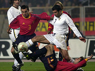 Figo y Tamudo disputan la pelota en presencia de Sergi.