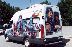 Furgoneta que utilizará el Ministerio de Defensa para repartir información a los jóvenes de la zona sur.