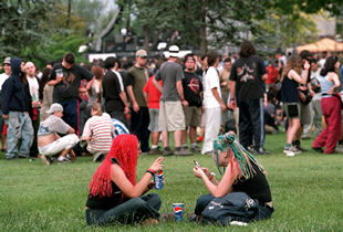 Asistentes al Festimad 2001, en el Soto de Móstoles.