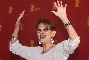 CLAUDIA CARDINALE RECIBE EL OSO DE ORO.
