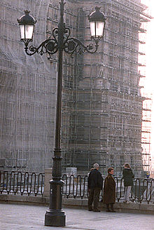 UN PALACIO OCULTO POR  ANDAMIOS.