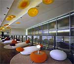 El  lounge  de la octava planta, con el audaz mobiliario de Matteo Thun, es uno de los espacios más destacados del hotel Side.