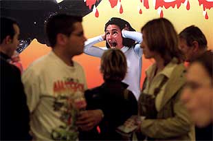 Instalación del año 2001 de Carmen Cámara en el    proyect room  de la galería Moriarty.