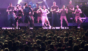 Miles de jóvenes, anoche, siguen una de las actuaciones del concierto de la Cadena Dial en Valencia.