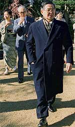 Fujimori, con el matrimonio Ayako Sono y Shumon Miura.