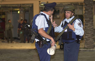 Dos policías israelíes patrullan el asentamiento de Karnei Shomron, escenario del atentado suicida.