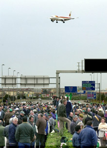 Los algodoneros bloquean de nuevo el aeropuerto