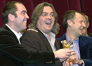 Paul Greengrass, director de    Domingo sangriento,  entre el actor James Nesbitt y el productor Mark Redhead, tras recibir el Oso de Oro de la Berlinale.