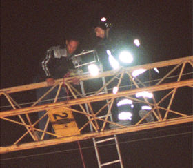 Un hombre subido a una grúa pone en jaque a la policía