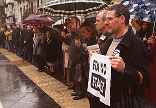 Gesto por la Paz congregó ayer a casi 300 personas en Ermua (Vizcaya) para solidarizarse con los concejales y ciudadanos vascos amenazados por ETA.
