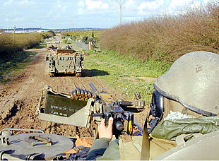 Una foto difundida por el Ejército israelí muestra una columna de blindados  entrando en el norte de Gaza.