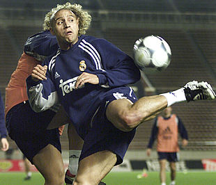 Roberto Carlos controla el balón durante un entrenamiento.