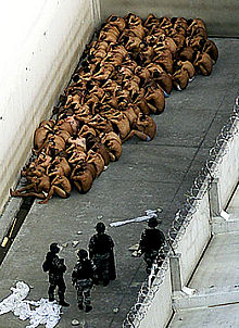 Agentes de la policía antidisturbios vigilan a un grupo de presos en la cárcel de Belém, en São Paulo.