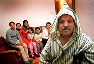 Mustapha Amallouk, junto a su familia, en su domicilio de Ripollet (Barcelona).