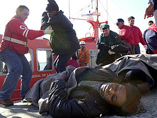 Rescatados 36 indocumentados de una patera a la deriva