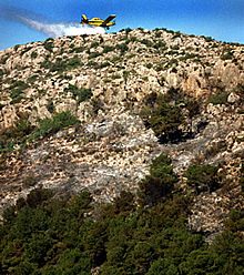Una avioneta descarga agua sobre la superficie que ayer ardió en el incendio de Favara.
