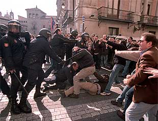 Los agentes locales protestaban por la reorganización emprendida en el cuerpo por la edil María Tardón. Hubo 17 heridos.