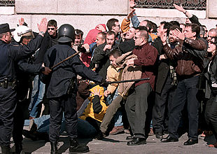 Un momento de la carga de los  antidisturbios  contra los policías municipales en la calle Mayor, junto al Ayuntamiento.