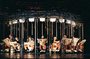 Una escena de  Un ballo in maschera , según la visión de Calixto Bieito.